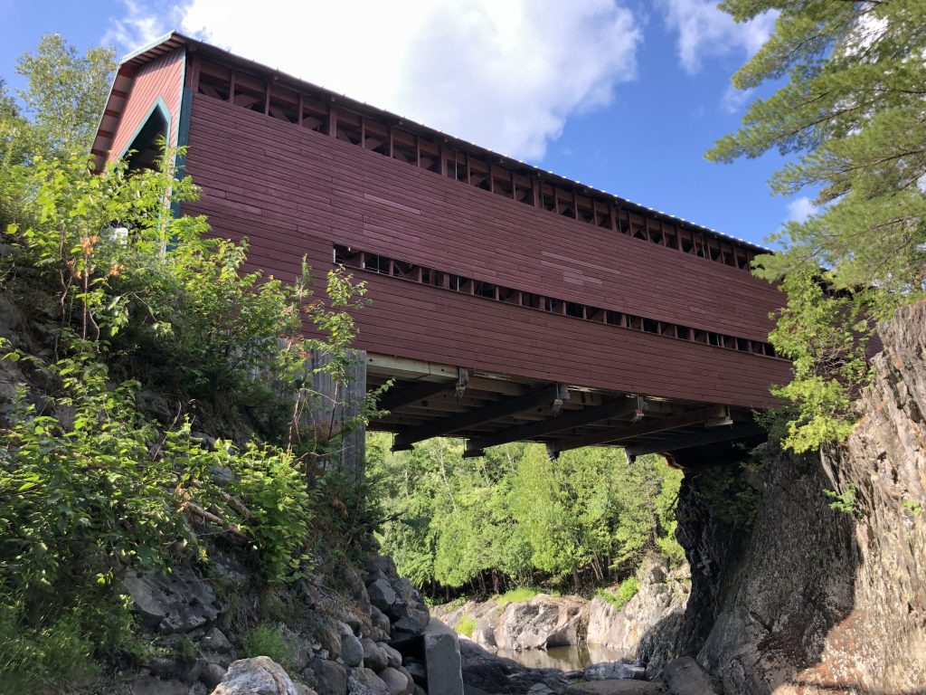 Une journée chaude au pont Rouge de SteAgathe Les ponts couverts au